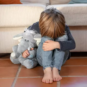 Cele mai comune 5 accidente ce pot avea loc în locuință atunci când băieții refuză să poarte încălțăminte de interior