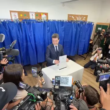 Cum s-a îmbrăcat partenera lui Nicușor Dan la vot. Mirabela Grădinaru a optat pentru o ținută modestă