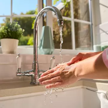 Cum să scazi consumul de apă la jumătate?