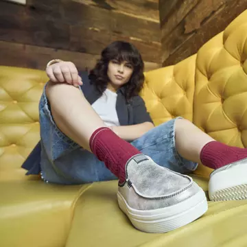 HEYDUDE dezvăluie o nouă campanie „Fashion Crisis Hotline” cu ambasadorul global al mărcii, Sydney Sweeney, pentru a oferi asistență în situații de urgență de stil