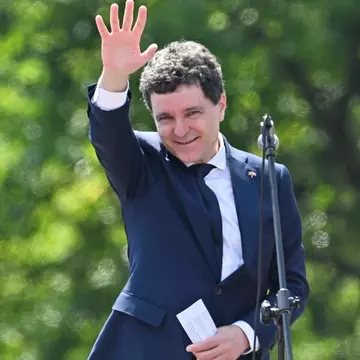 Nicușor Dan, cum nu a mai fost văzut până acum. Cum se distra președintele în tinerețe, în Vama Veche