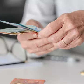 Românii care pot beneficia de ajutor financiar lunar pentru plata facturilor de energie electrică