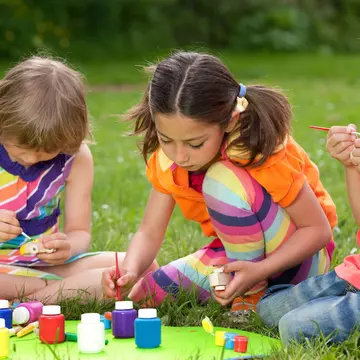 Vara, între ecrane și explorare – Ce alegem pentru copiii noștri?