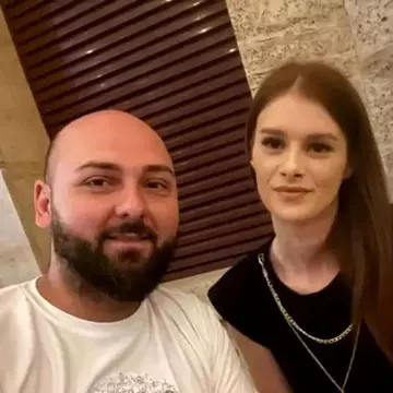 Soțul Teodorei Marcu, primele declarații după ce și-a înmormântat soția: „Mă afectează foarte tare”. Fiica lor de trei ani va începe terapia după ce mama sa a fost ucisă în fața ei