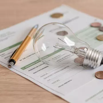 Creșteri semnificative la factura de energie electrică pentru români, din luna iulie. Cât va costa un kWh