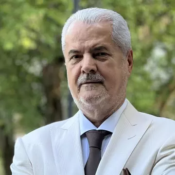 Cum arată Adrian Năstase la 75 de ani. Imagine rară cu familia fostului politician