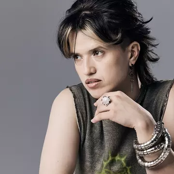 Eligarf, artista queer care și-a construit succesul prin vulnerabilitate, în industria muzicală din România: "Am crescut cu dorul, cu nevoia de afecțiune amânată. Cred că de asta și cânt cu atâta emoție"