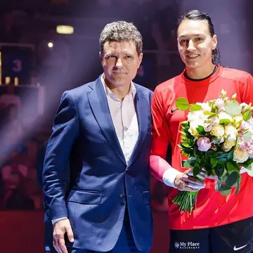 Reacția lui Nicușor Dan după ce a ratat aruncarea de la 7 metri, la gala de retragere a handbalistei Cristina Neagu. „Am vrut să dau boltă”