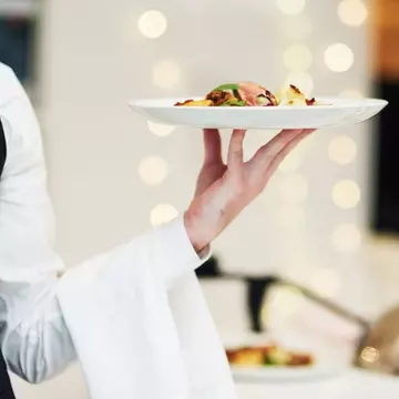 Tailor made catering: ce înseamnă și cum personalizezi meniul evenimentului tău?