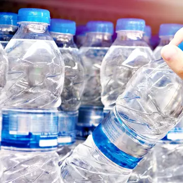 Aproximativ 65.000 litri de apă, retrași de pe piață. Ce au descoperit inspectorii ANPC