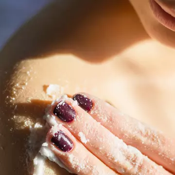 Pregătește-ți pielea pentru sezonul cald: Importanța exfolierii și hidratării corecte