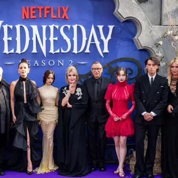 Cum s-au îmbrăcat românii care au participat la premiera sezonului 2 din „Wednesday”. Ce au purtat actorul care-l joacă pe „Mânuță”, Victor Dorobanțu, logodnica lui, artista Olivia Addams și influencerița Ioana Turcescu