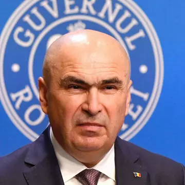 Funcționarii publici primesc restricții la călătoriile în străinătate. Decizia luată de Ilie Bolojan