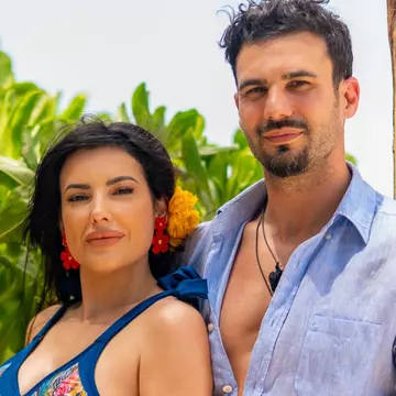 Isabel și Claudiu formează al patrulea cuplu de la „Insula Iubirii”, sezonul 9. Sunt împreună de 19 ani și au o fată de 18 ani