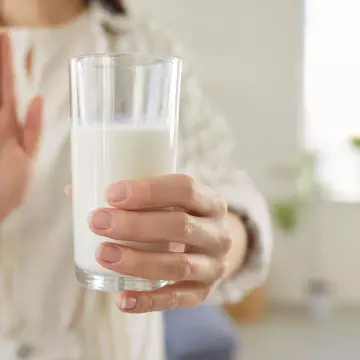 Lapte stricat și expirat, vândut în sute de magazine din România. Ce alte nereguli au mai descoperit inspectorii ANPC și ce sancțiuni au fost aplicate comercianților