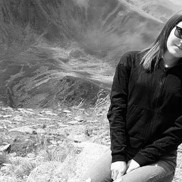 O tânără mamă de gemene a murit în urma unei operații de cezariană, după ce a fost mutată la spitale diferite