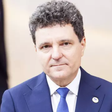 Nicușor Dan, surprins în pijamale, pe stradă. Imaginile au împărțit românii în două tabere