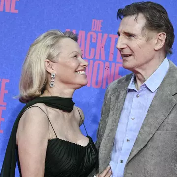 Liam Neeson și Pamela Anderson, cel mai nou cuplu de la Hollywood. Dezvăluirile actorilor: „E ceva frumos”