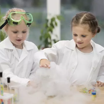 De ce sunt petrecerile cu experimente alegerea inteligentă pentru părinții moderni