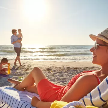 Kitul complet pentru o zi relaxantă la mare - ce să nu îți lipsească din bagaj