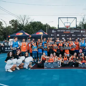 Radu Valahu și Titi Prosop în roluri inedite pe terenul de baschet 3x3 la BCR Sport Arena Streetball Ploiești. Bulevardul Castanilor a devenit Bulevardul Sportului