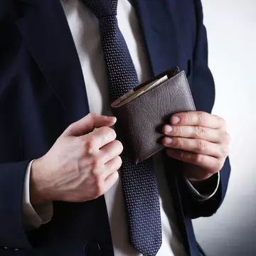 Portofelul bărbătesc: un accesoriu esențial sau un simbol al statutului?