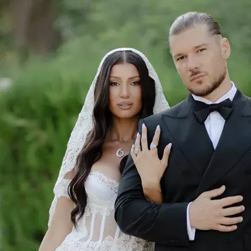 Cât a costat rochia de mireasă pe care Alina Eremia a purtat-o la nunta cu Edy Barbu. Ce piesă au ales pentru dansul mirilor și ce semnificație au florile din buchetul miresei