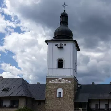 Doi călugări, filmați în timp ce dansau la bară și consumau substanțe interzise. Reacția Bisericii