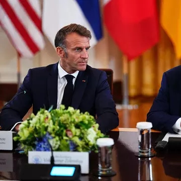 Donald Trump, surprins șoptindu-i ceva la ureche lui Emmanuel Macron despre soarta Ucrainei. "Oricât de nebunesc ar suna!"