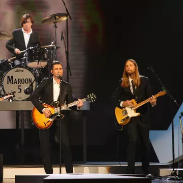 Mickey Madden, fostul basist de la Maroon 5, acuzat de violență domestică de către soție, după ce l-a confruntat pentru că trimitea mesaje cu tentă sexuală unor adolescente: „M-a împins la pământ și și-a ieșit din minți”