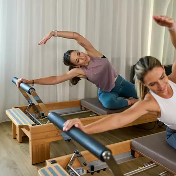 Cum să îți îmbunătățești postura prin exerciții simple de la sală