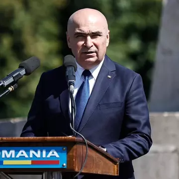 Premierul Ilie Bolojan a cerut tuturor instituțiilor din subordinea Guvernului să taie cu 20% cheltuielile, prin reducerea numărului de angajați și micșorarea salariilor. Primele tăieri promise