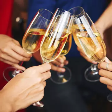 Care este diferenţa dintre aniversare şi comemorare