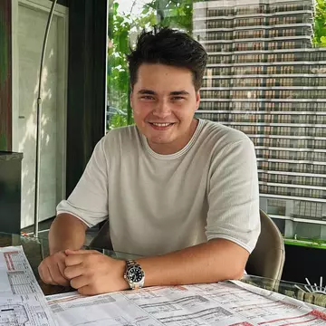 Selly și Smaranda s-au mutat în noul apartament, recent renovat.  Locuința este închiriată