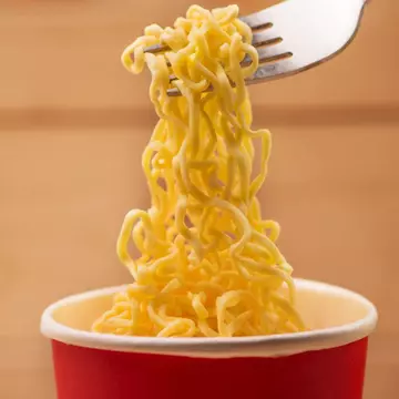 Un copil de 13 ani a murit după ce a mâncat trei pachete de tăiței instant. Autoritățile au deschis o anchetă