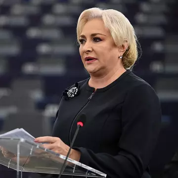 Viorica Dăncilă, imagini virale alături de un robot umanoid interactiv. "Am avut plăcerea!" Cum a fost fotografiată