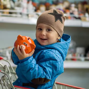 Când intră alocațiile în luna octombrie. Ce trebuie să știe părinții din România