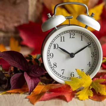 Când trecem la ora de iarnă în 2025. Schimbarea va avea loc mai devreme decât anul trecut