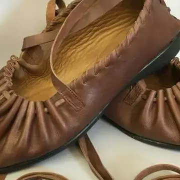 Cât costă cei mai noi pantofi Prada, care seamănă cu opincile tradiționale românești. Designul a creat adevărate controverse: „Din orice unghi te uiți la pantofi, vezi o asemănare clară”