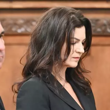 Ilie Bolojan și partenera, întâmpinați cu entuziasm în Cetatea Oradea, la ieșirea dintr-un restaurant. Gestul Ioanei când a auzit aplauzele