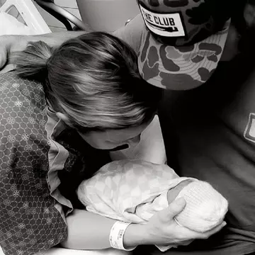 Fiica unui artist celebru a murit tragic la doar câteva minute după ce a venit pe lume. "Suntem cu inimile frânte și sufletele obosite!"