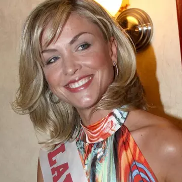 O fostă Miss a sărit de la etajul 3 al unui hotel. Fiica ei de 8 ani se afla în cameră