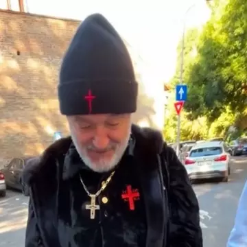 Gigi Becali a împărțit  sute de lei unor elevi în curtea unui liceu din București. Cum a fost filmat patronul FCSB