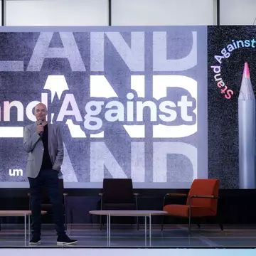 UM România se alătură campaniei globale "Stand Against Bland" printr-un eveniment de lansare inovator despre diferențiere, viziune nuanțată, impact cultural, esența unui marketing relevant