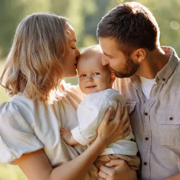 Indemnizația pentru creșterea copilului a scăzut din septembrie. Câți bani pierd părinții prin măsura Guvernului Bolojan