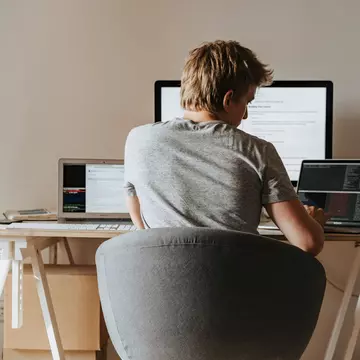 Jocuri pentru echipe remote / teambuilding: provocări virtuale împreună cu piese de construcție trimise acasă