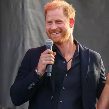 Meghan Markle, într-o rochie de peste 3.700 euro la un eveniment caritabil. Ducesa de Sussex a atras toate privirile