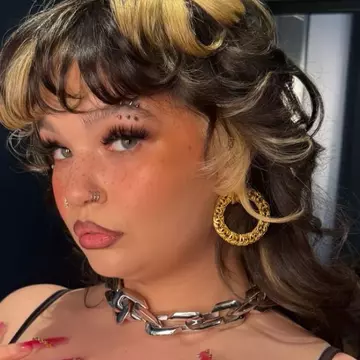 Lola Young a leșinat pe scenă, în timpul unui festival. Momentul, surprins de camerele de filmat