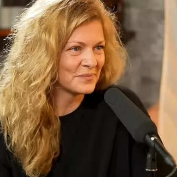 Cine este Dana Nălbaru. A cântat în trupa Hi-Q, are trei copii, dintre care unul adoptat, și s-a pocăit la 33 de ani. De ce s-a retras din viața publică