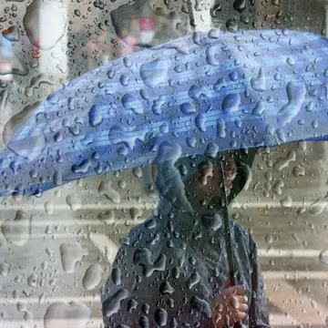 Cod roșu de ploi torențiale în șase județe, inclusiv Capitala. ANM a emis alerte meteo în serie